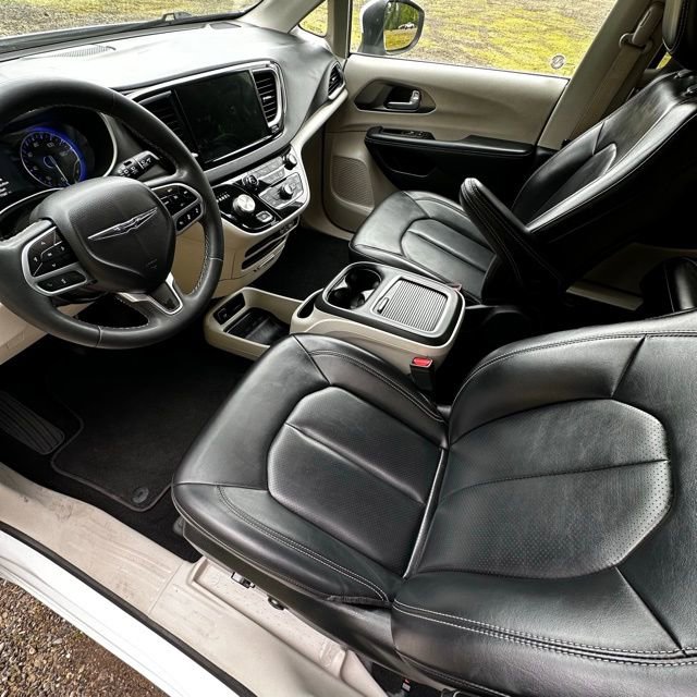 Used 2023 Chrysler Pacifica Touring-L FWD image 12