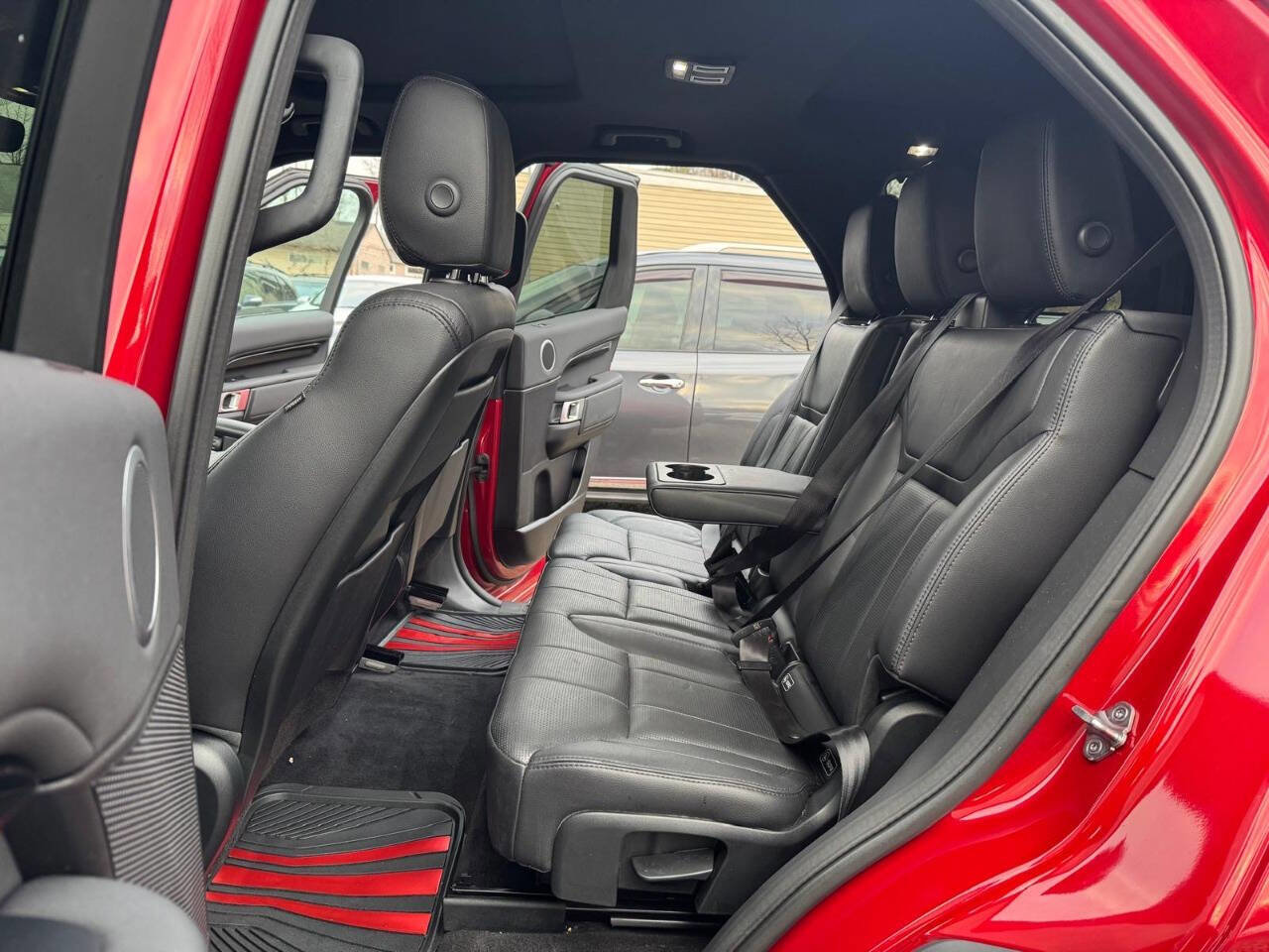 Used 2017 Land Rover Discovery SE image 30