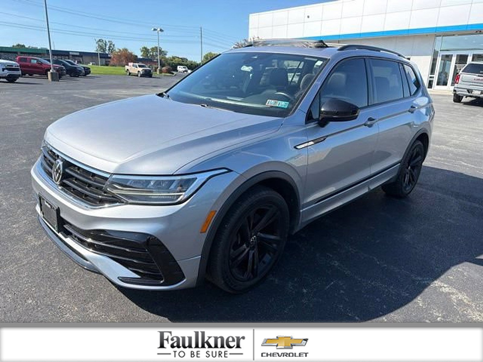 Used 2023 Volkswagen Tiguan SE R-Line FWD image 1