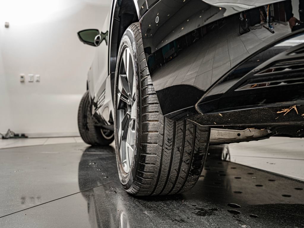 Used 2021 Audi e-tron Premium w/ Convenience Plus Package AWD/4WD image 43