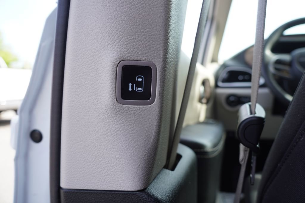 Used 2023 Chrysler Voyager LX image 11