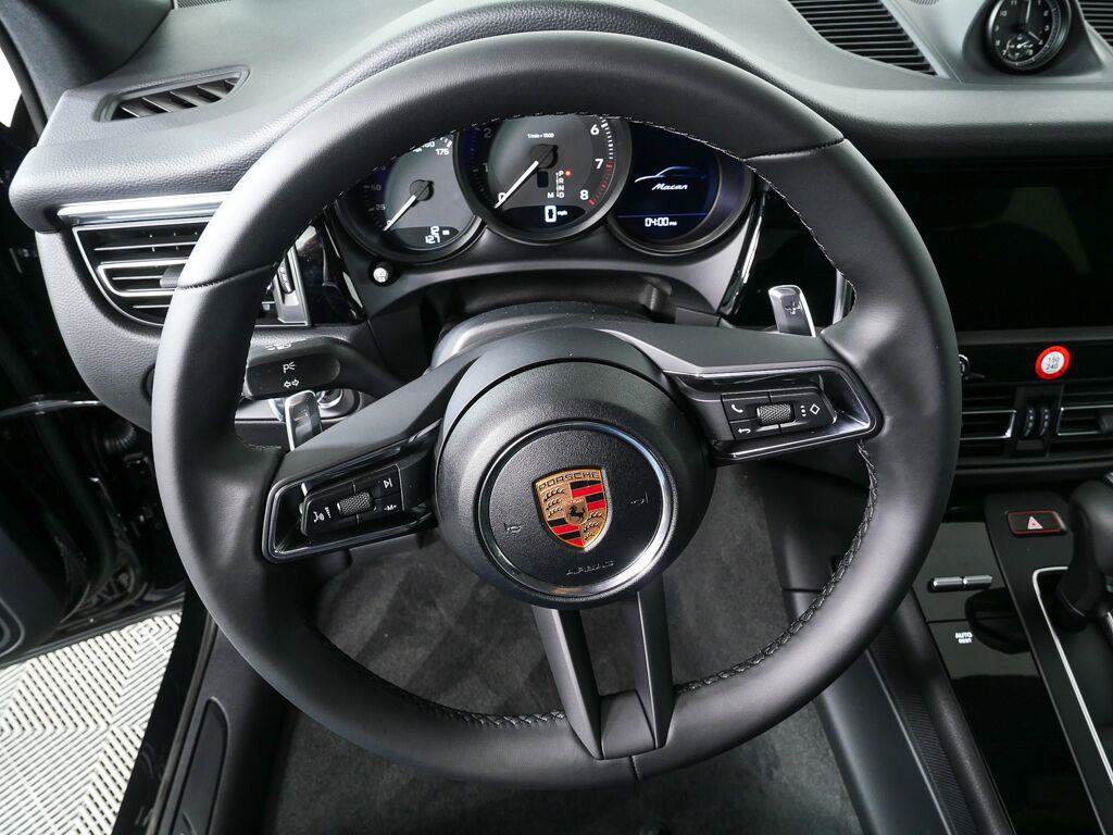 Certified 2026 Porsche Macan AWD/4WD image 9