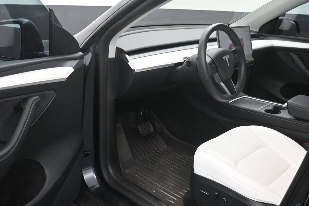 Used 2024 Tesla Model Y Long Range AWD/4WD image 10