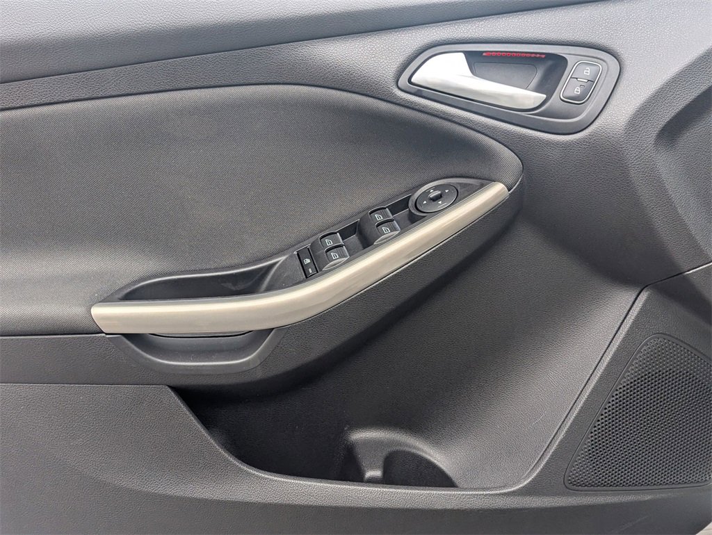 Used 2017 Ford Focus Titanium image 12