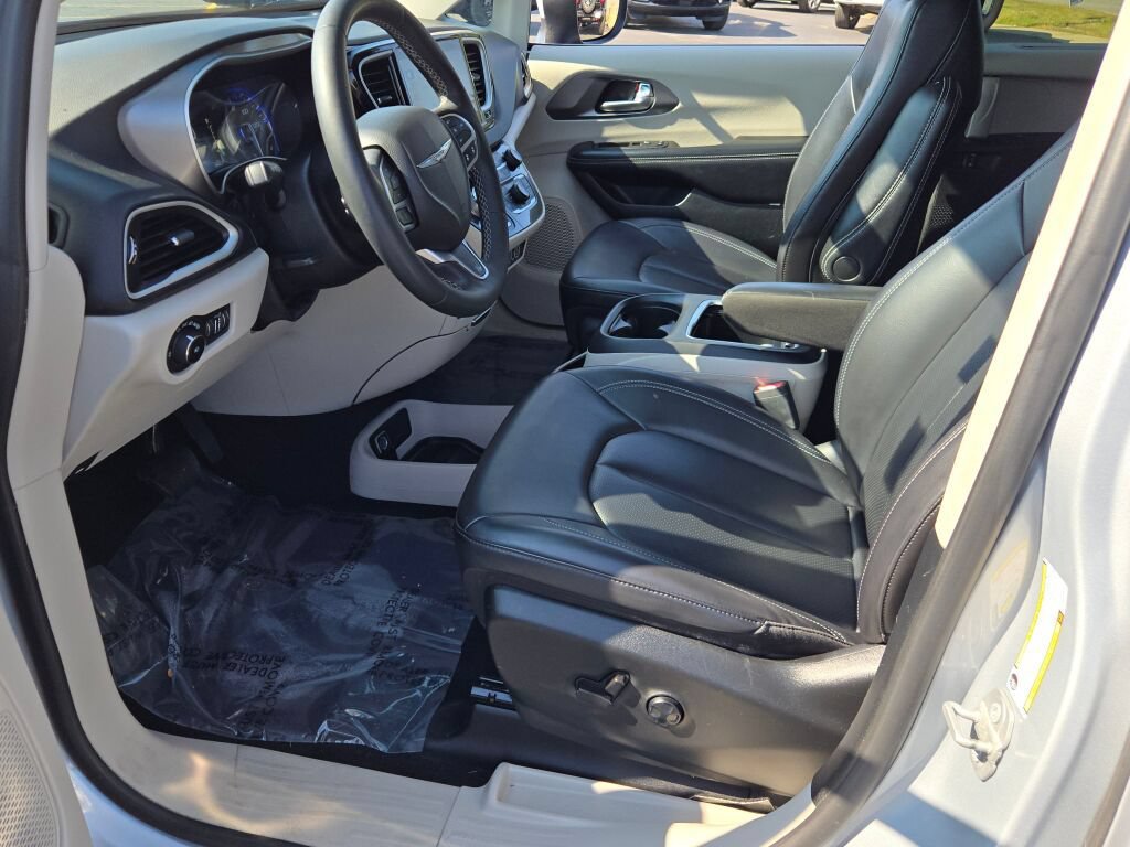 Used 2023 Chrysler Pacifica Touring-L FWD image 4