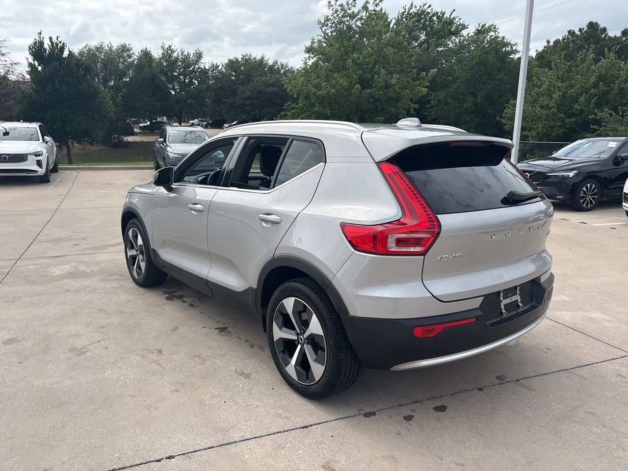 Certified 2025 Volvo XC40 B5 Plus AWD/4WD image 7