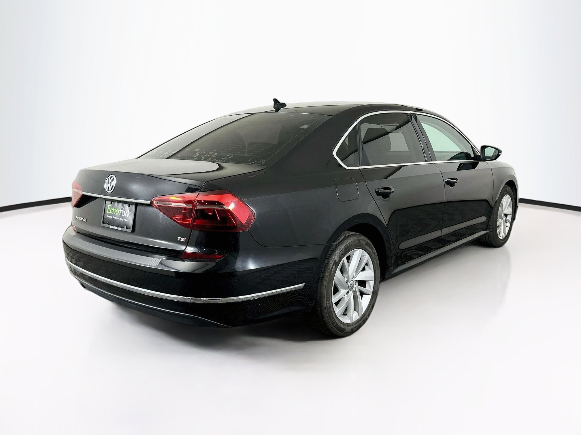 Used 2018 Volkswagen Passat 2.0T SE FWD image 9