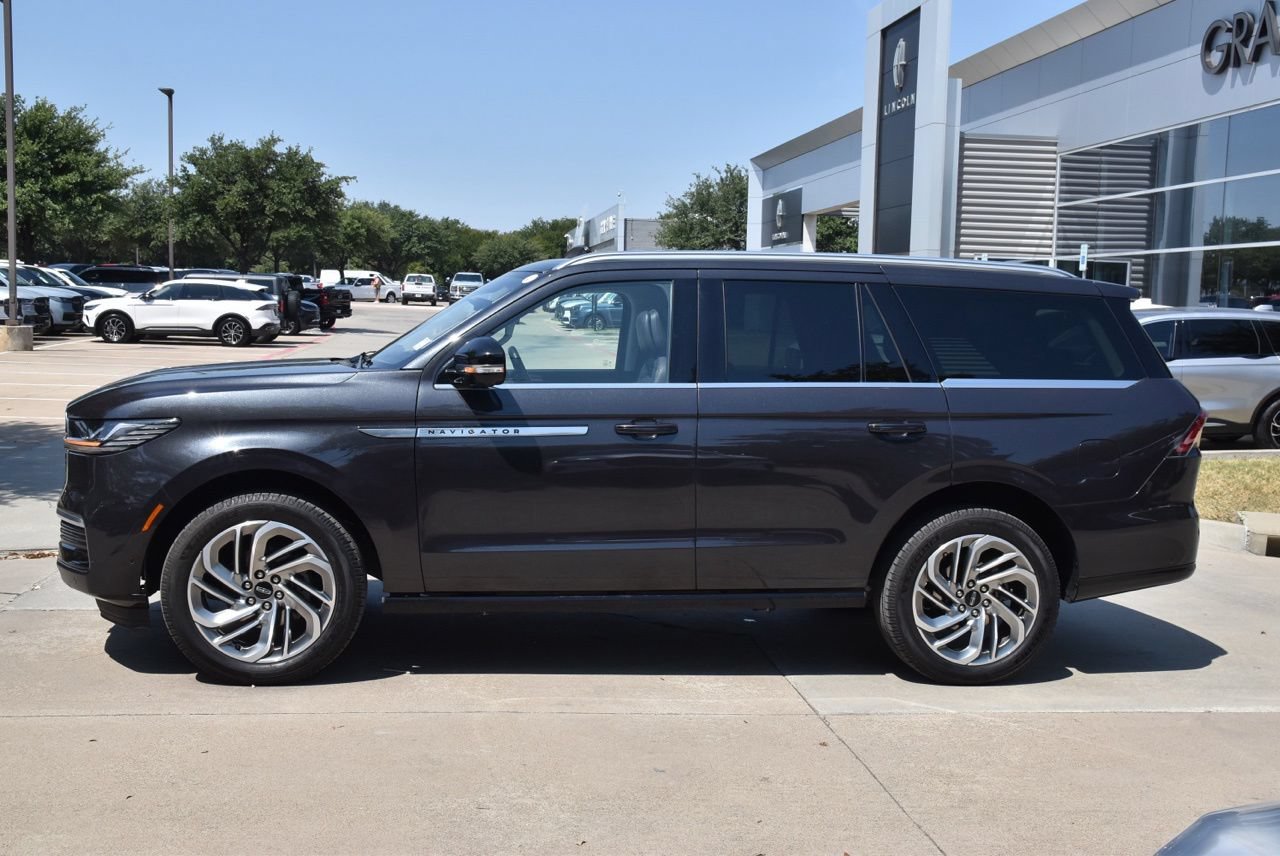 Certified 2025 Lincoln Navigator Reserve AWD/4WD image 12