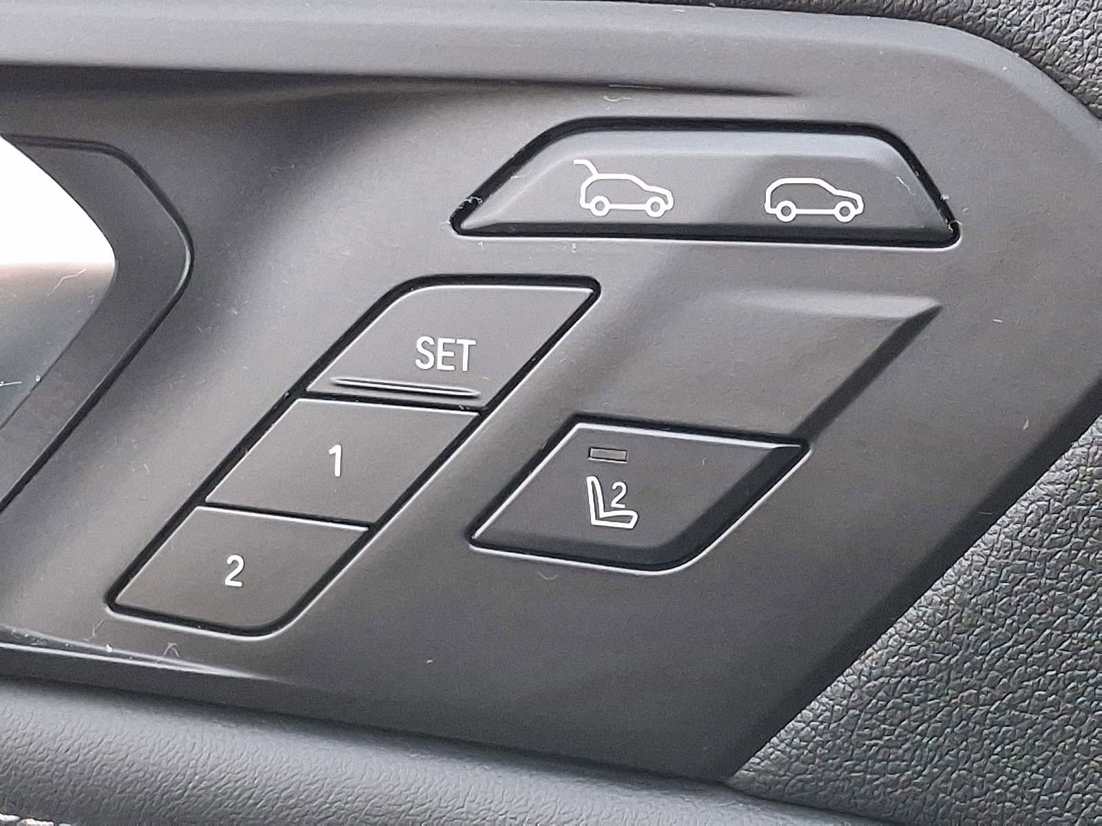 Used 2023 BMW X6 M50i w/ Executive Package image 26