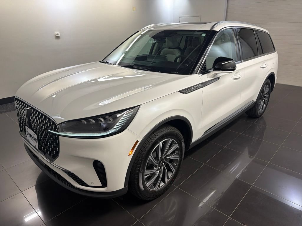 Used 2026 Lincoln Aviator AWD image 3