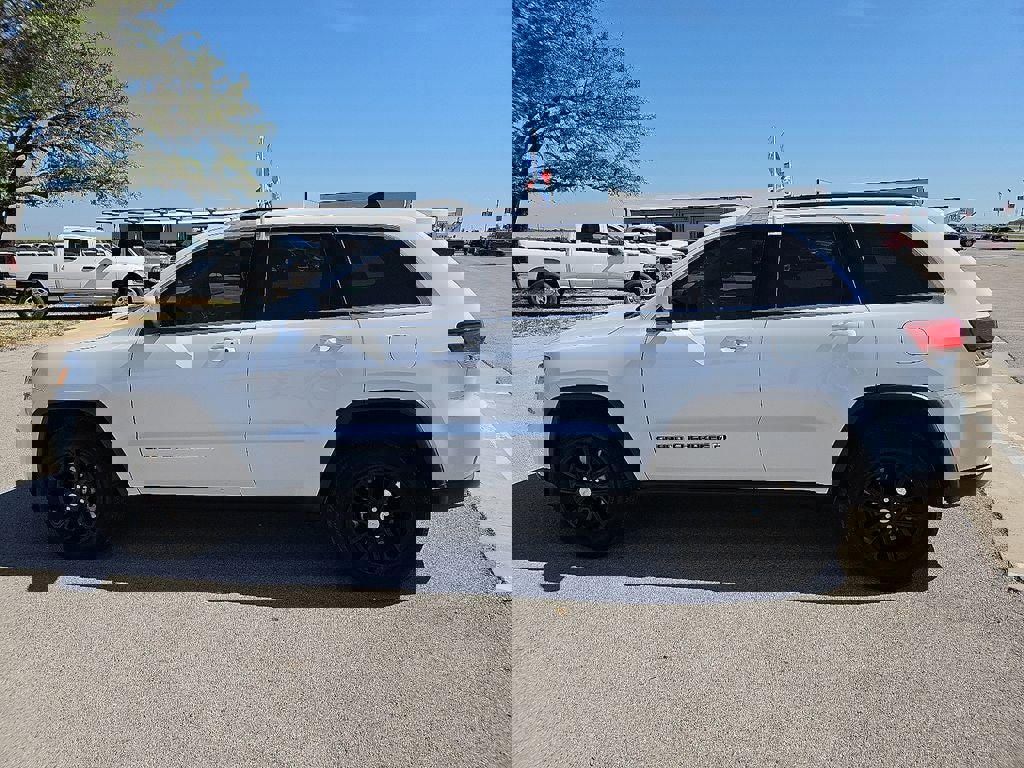 Used 2022 Jeep Grand Cherokee Laredo E image 3