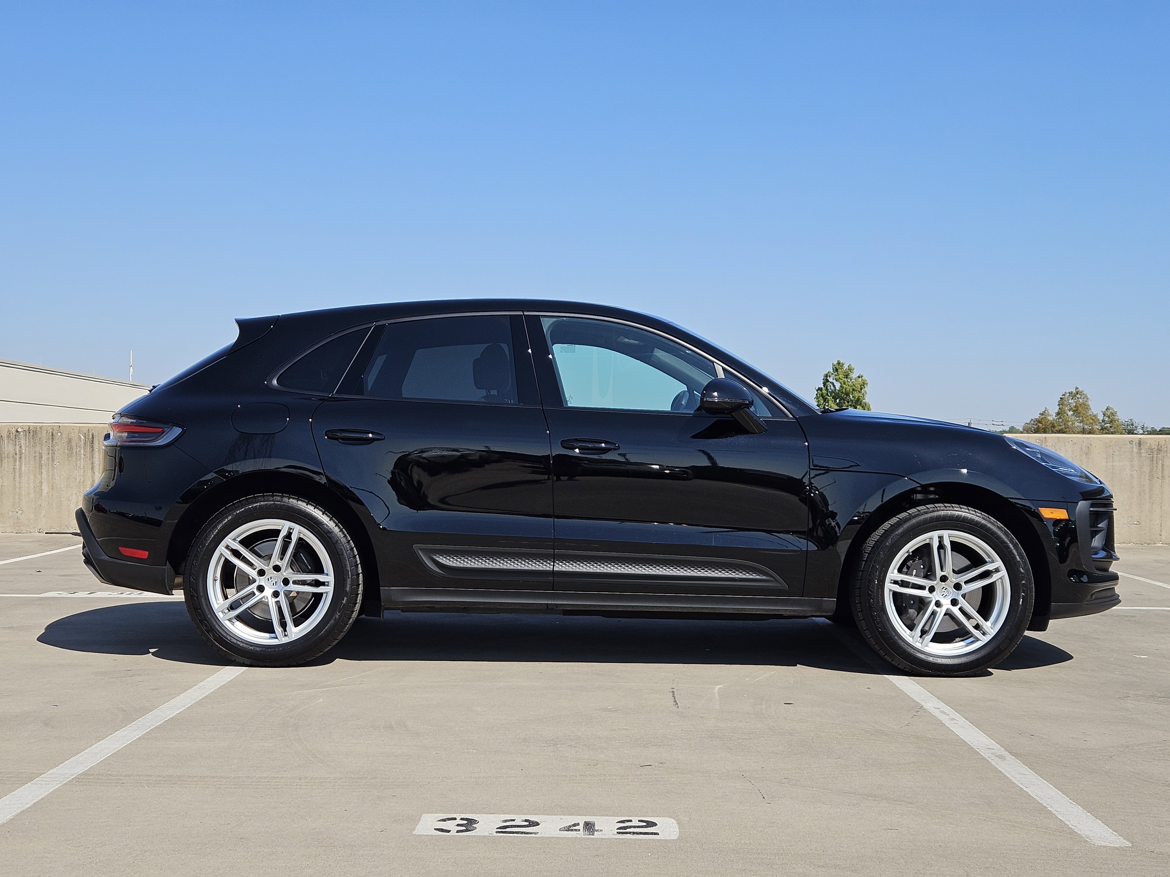 Certified 2025 Porsche Macan image 9