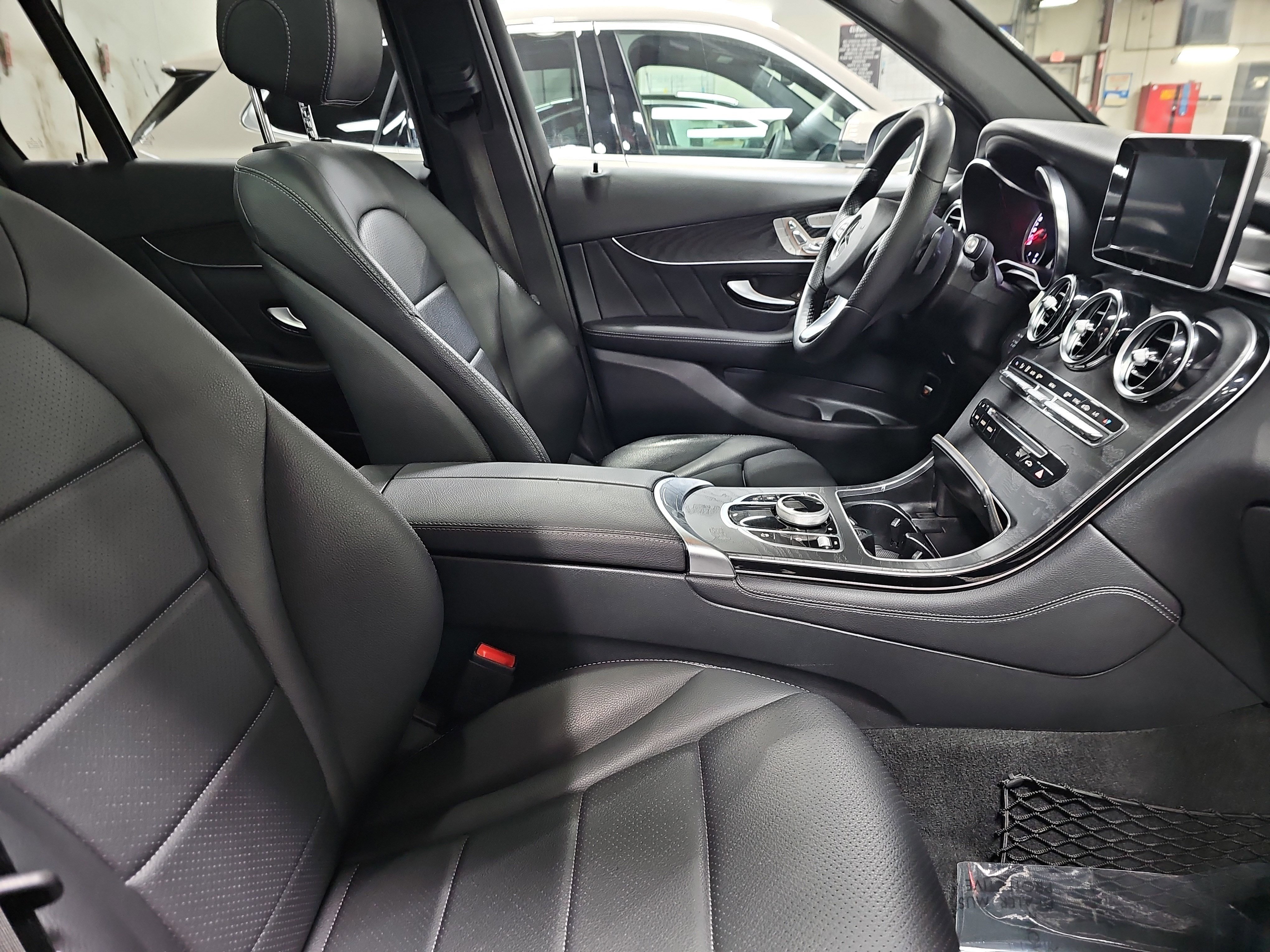 Used 2018 Mercedes-Benz GLC 300 4MATIC image 10