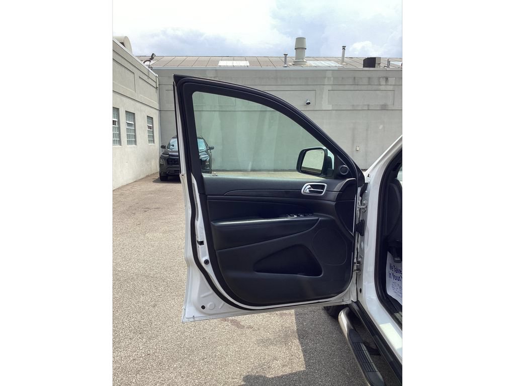 Used 2018 Jeep Grand Cherokee Laredo AWD/4WD image 16