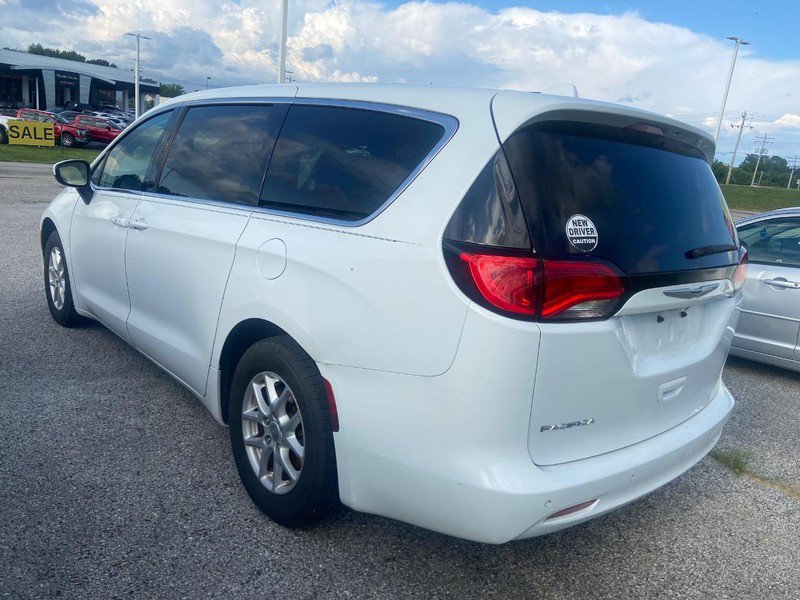 Used 2017 Chrysler Pacifica Touring FWD image 5
