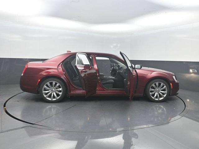 Used 2019 Chrysler 300 Touring w/ Chrome Appearance Package RWD image 35