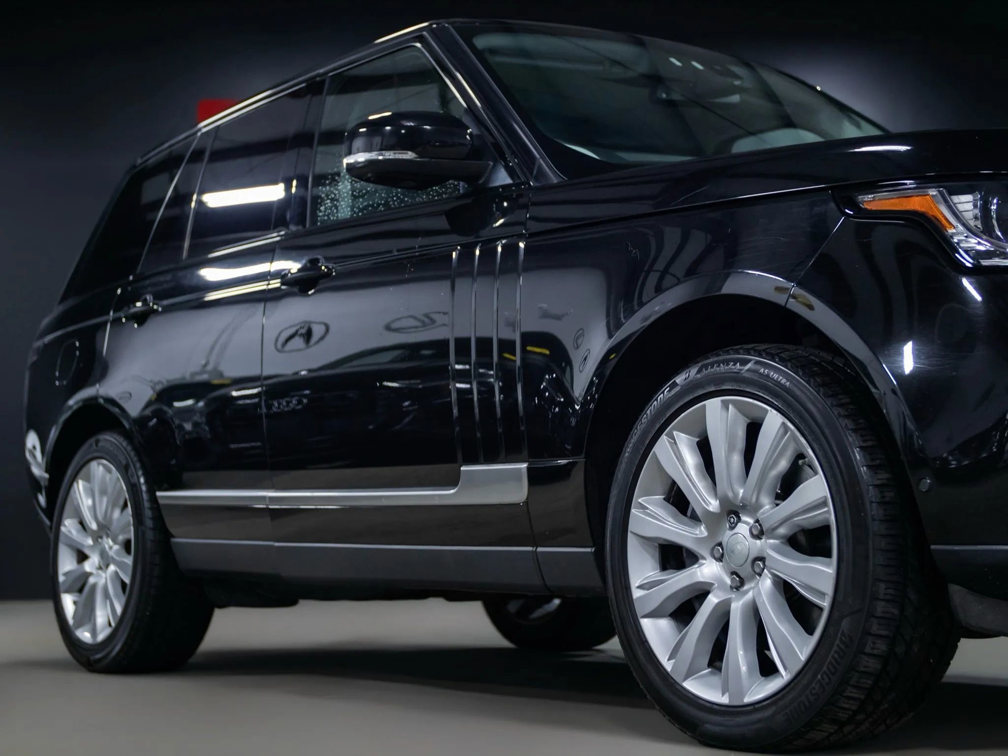 Used 2015 Land Rover Range Rover Supercharged image 2