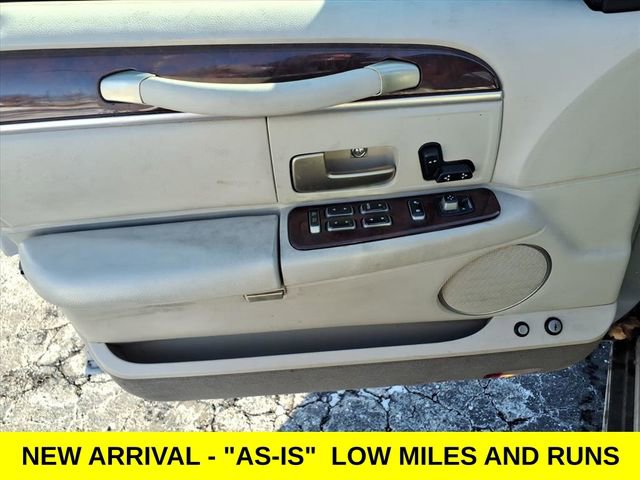 Used 2005 Lincoln Town Car Signature image 7