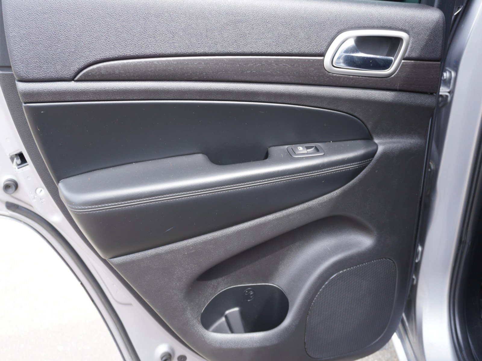 Used 2017 Jeep Grand Cherokee Altitude image 12