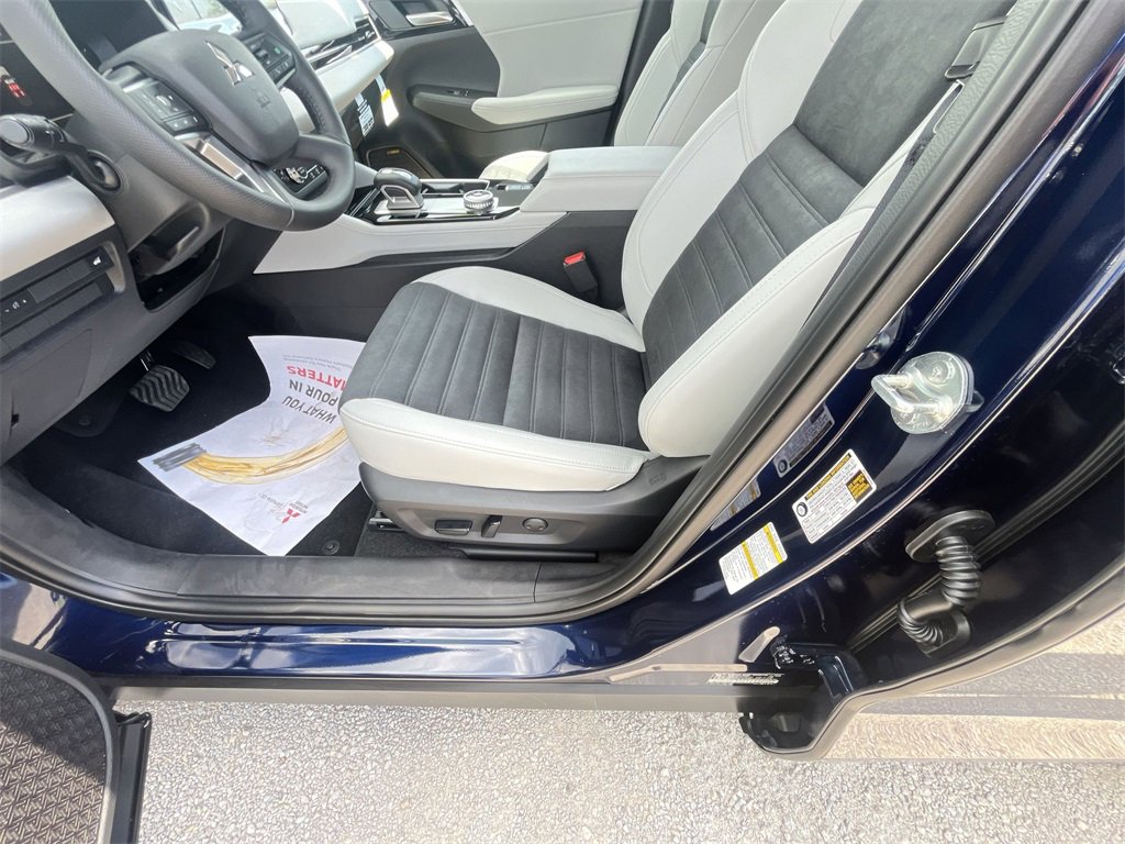 New 2025 Mitsubishi Outlander SE image 12