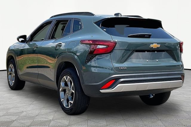 Used 2025 Chevrolet Trax LT FWD image 4
