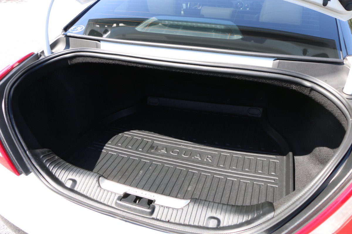 Used 2018 Jaguar XJ Supercharged RWD image 36