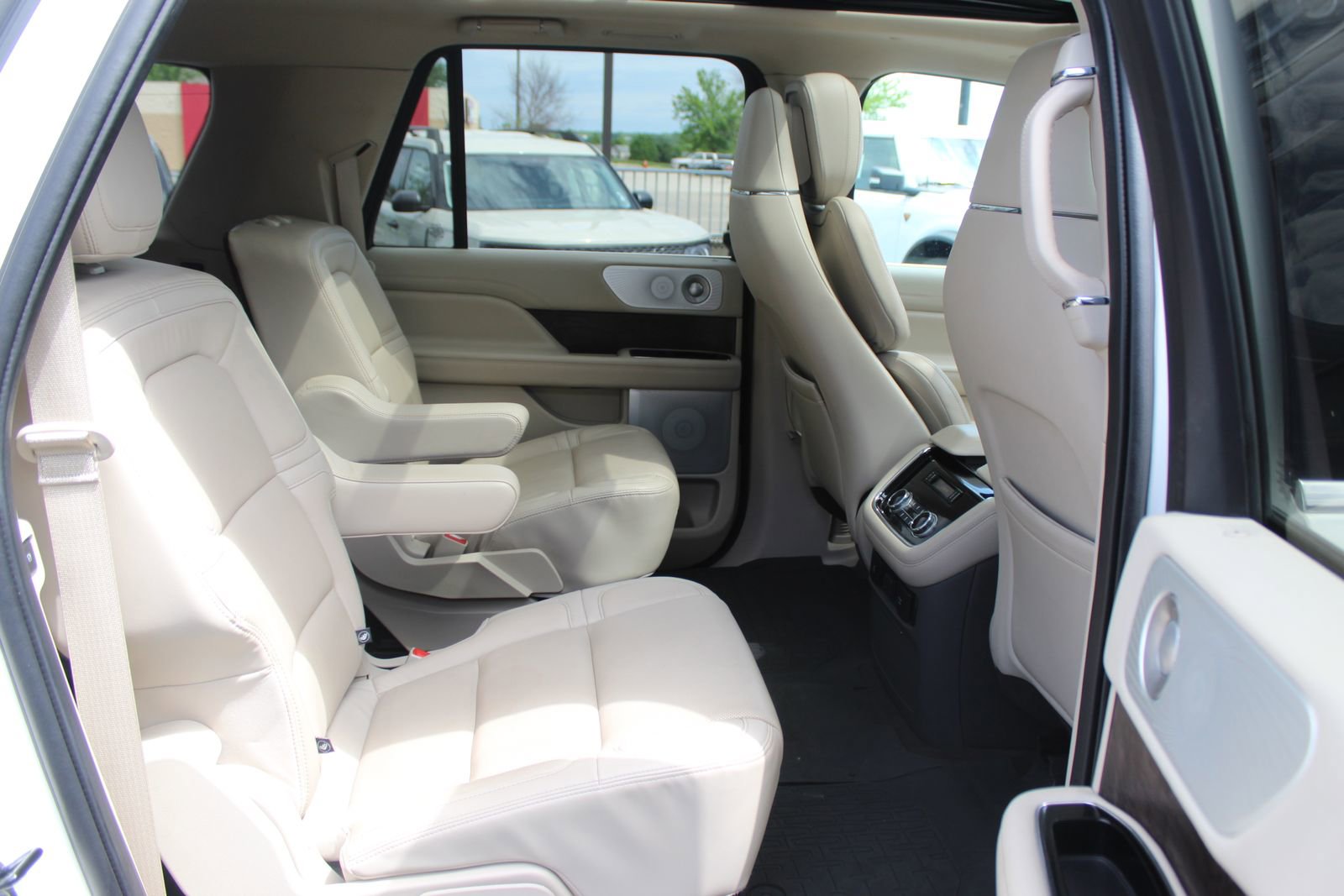 Used 2020 Lincoln Navigator L Reserve w/ Equipment Group 208A Reserve AWD/4WD image 16