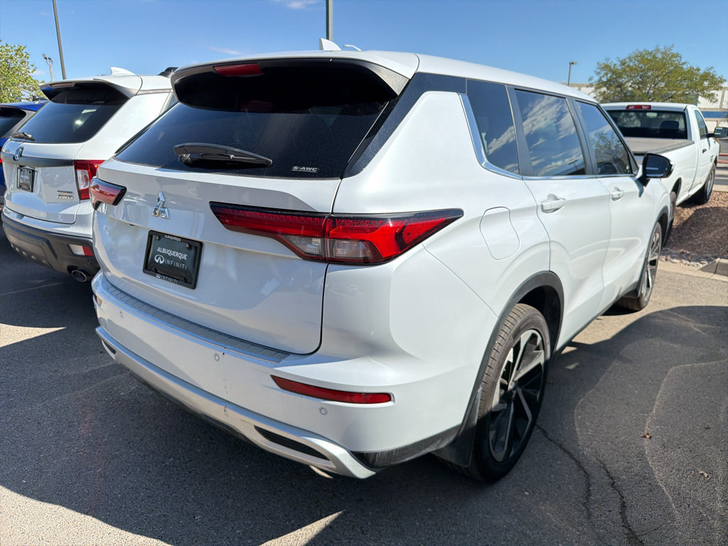 Used 2023 Mitsubishi Outlander SE AWD/4WD image 3