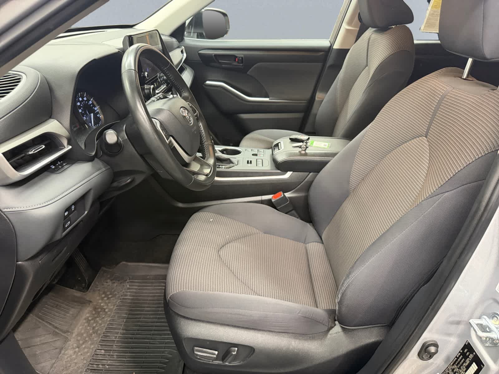 Used 2025 Toyota Highlander LE AWD/4WD image 15