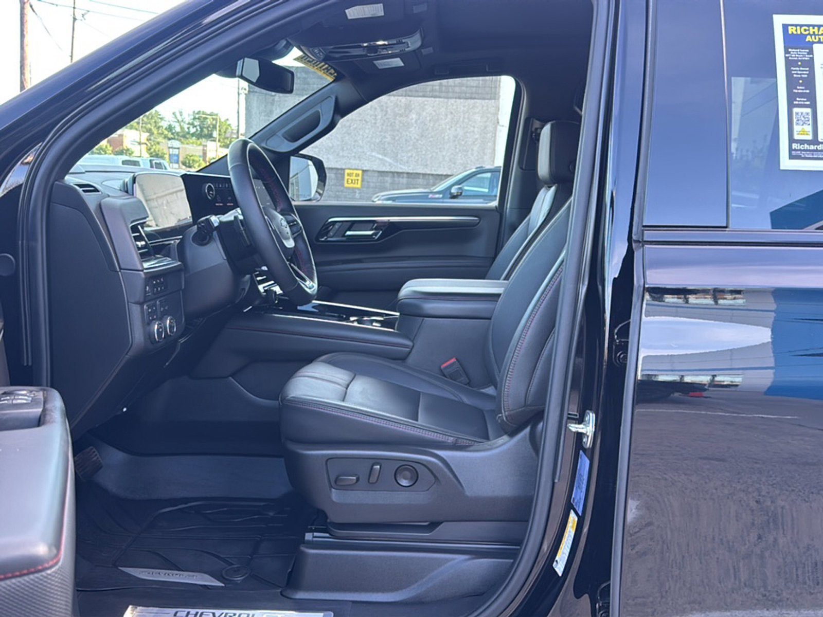 Used 2025 Chevrolet Suburban RST w/ Comfort Package AWD/4WD image 14