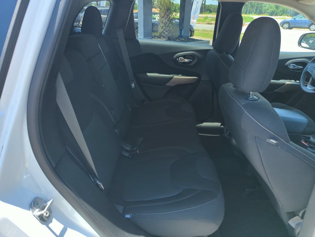 Used 2017 Jeep Cherokee Latitude FWD image 31
