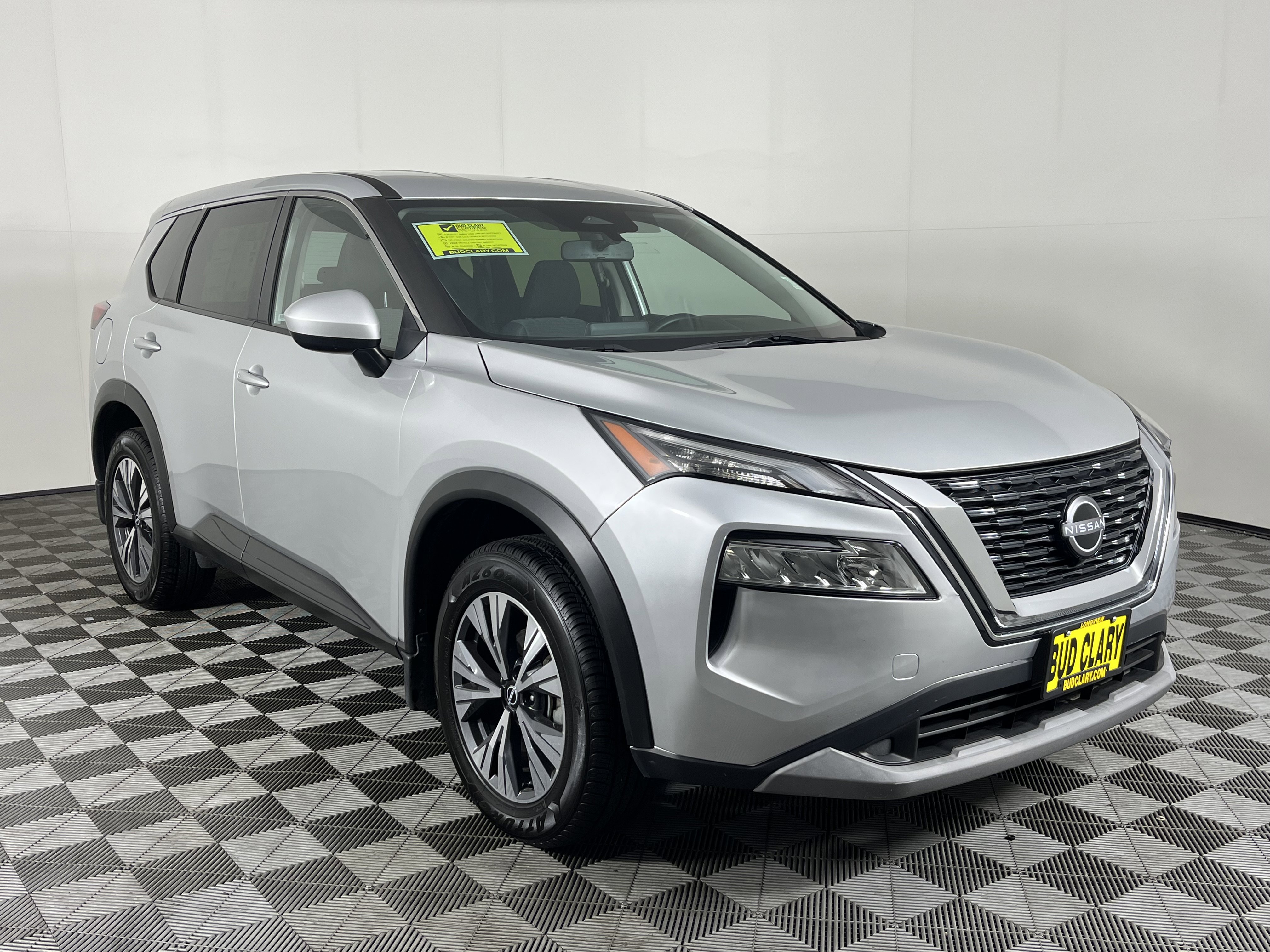 Used 2023 Nissan Rogue SV image 3
