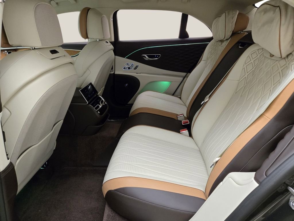Used 2023 Bentley Flying Spur Plug-In Hybrid image 21