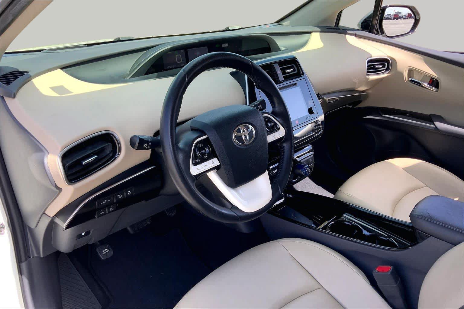 Used 2017 Toyota Prius Four w/ Advanced Technology Package FWD image 17
