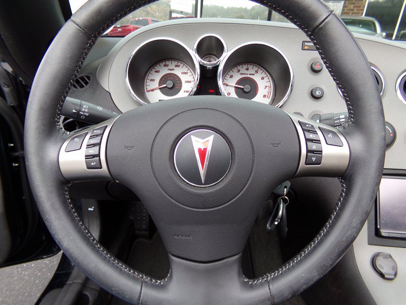 Used 2007 Pontiac Solstice Convertible w/ Premium Package RWD image 46