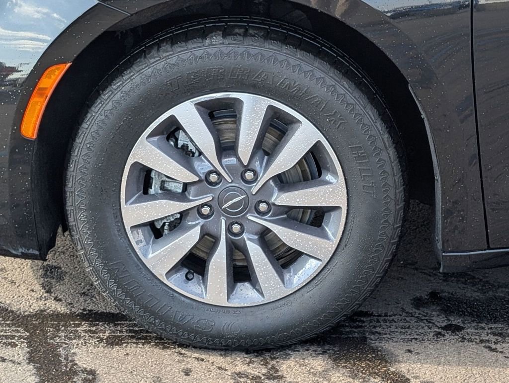 Used 2023 Chrysler Pacifica Touring-L image 14