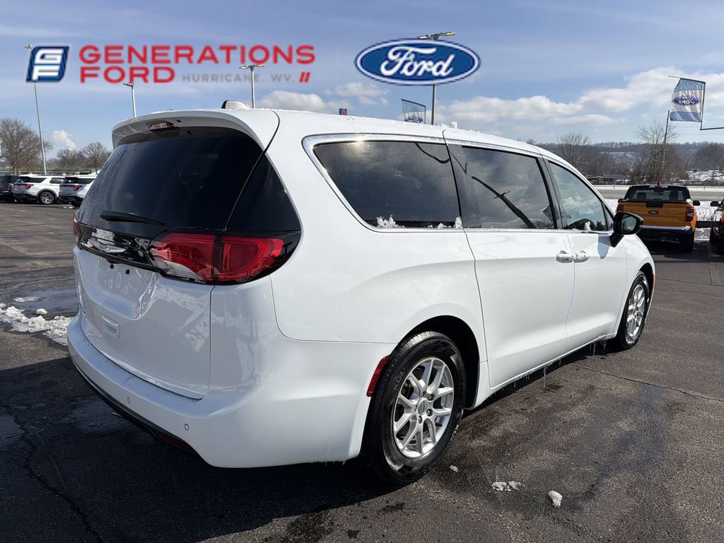 Used 2025 Chrysler Voyager LX FWD image 6