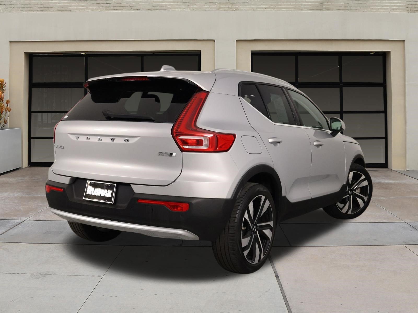 Certified 2023 Volvo XC40 B5 Ultimate w/ Protection Package Premier AWD/4WD image 4