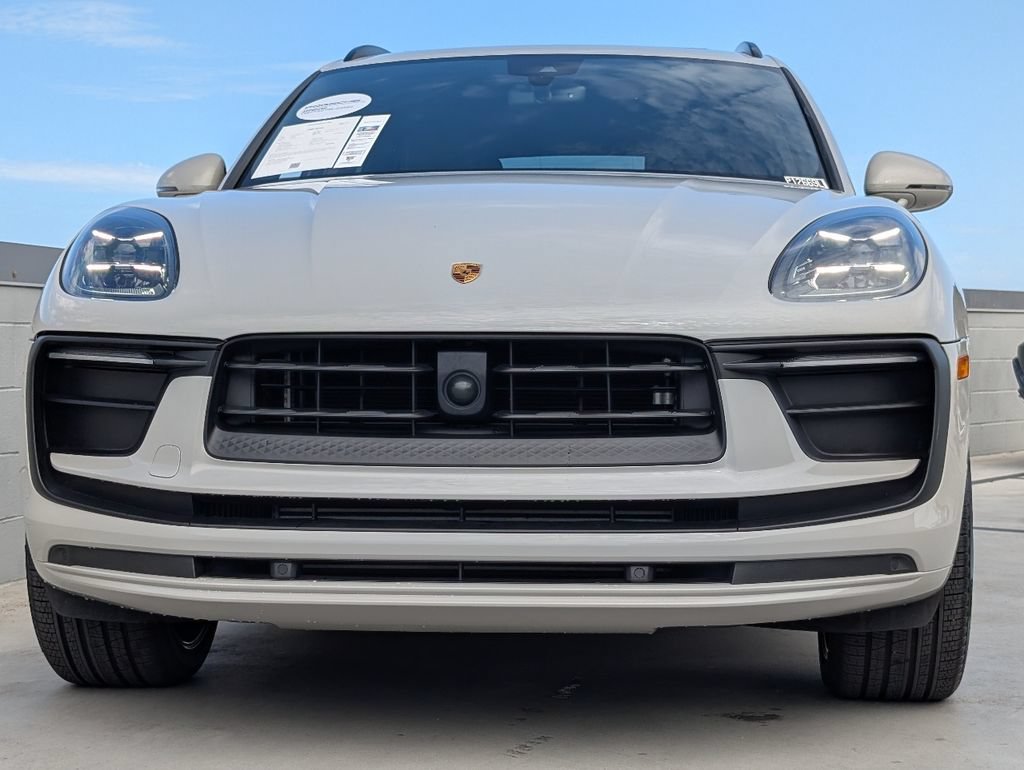 Certified 2025 Porsche Macan AWD/4WD image 8