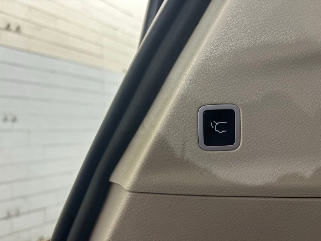 Used 2023 Chrysler Pacifica Touring-L image 12