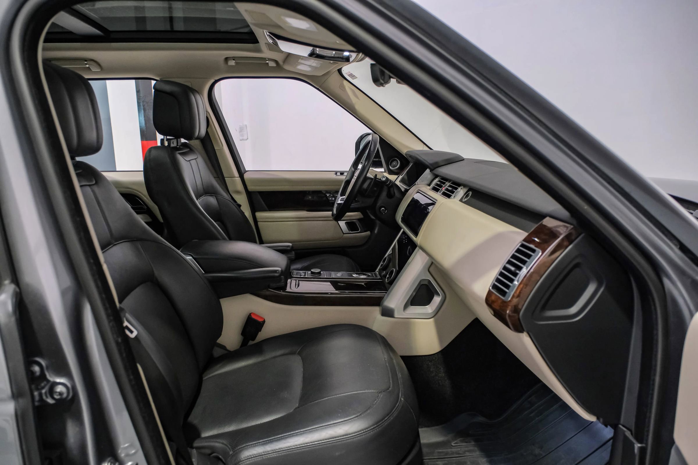 Used 2020 Land Rover Range Rover HSE image 32