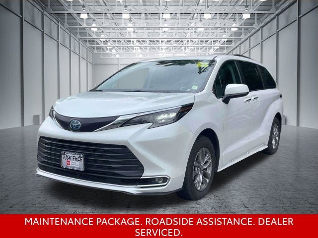 Certified 2025 Toyota Sienna XLE FWD image 4