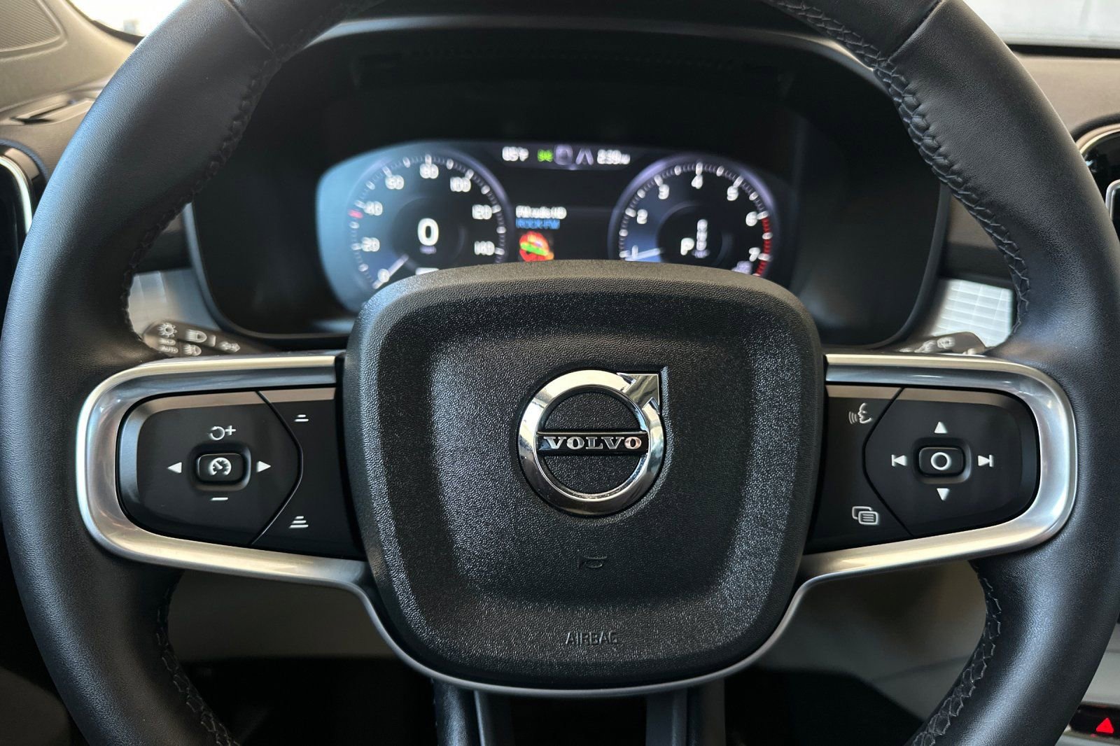 Used 2022 Volvo XC40 T5 Momentum image 22