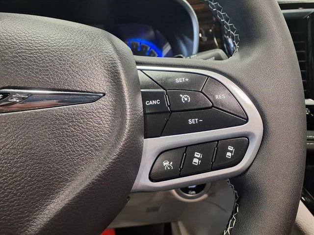 Used 2024 Chrysler Pacifica Limited AWD/4WD image 20