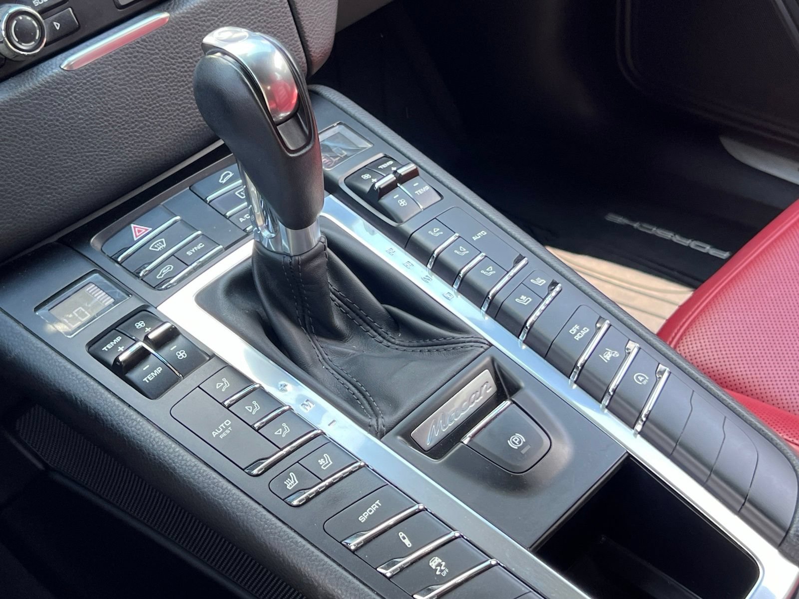 Certified 2015 Porsche Macan Turbo AWD/4WD image 32