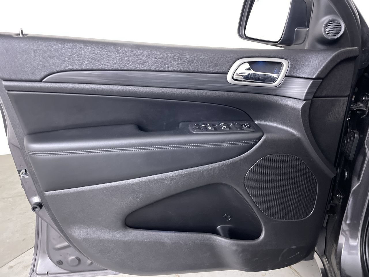 Used 2020 Jeep Grand Cherokee Altitude AWD/4WD image 10