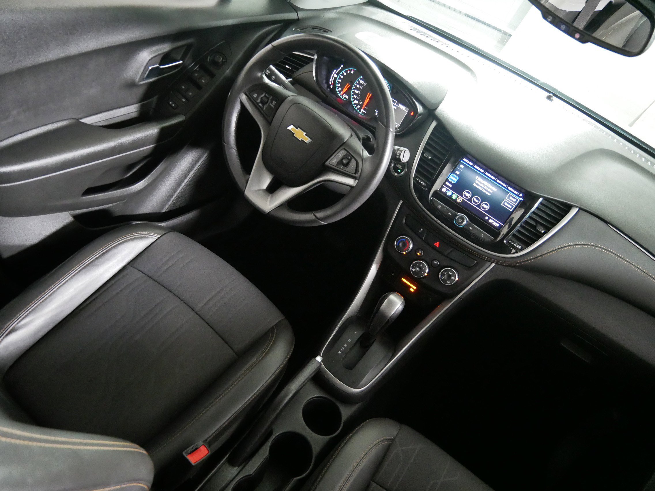 Used 2022 Chevrolet Trax LT w/ LT Convenience Package image 9