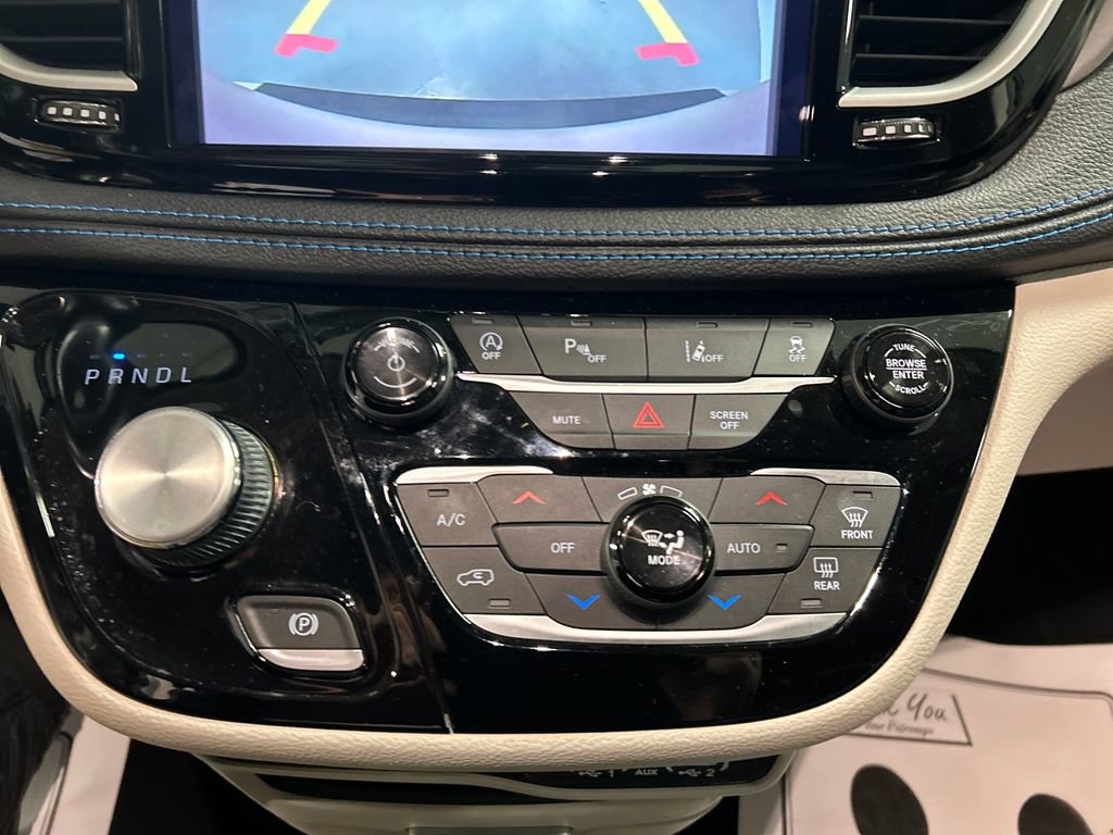 Used 2021 Chrysler Pacifica Touring-L FWD image 17