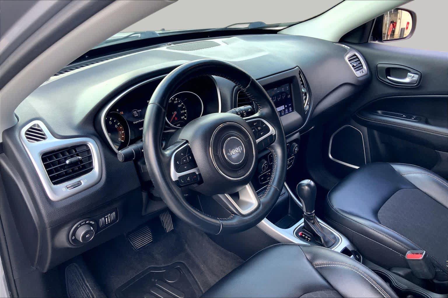 Used 2018 Jeep Compass Latitude w/ Popular Equipment Group FWD image 18