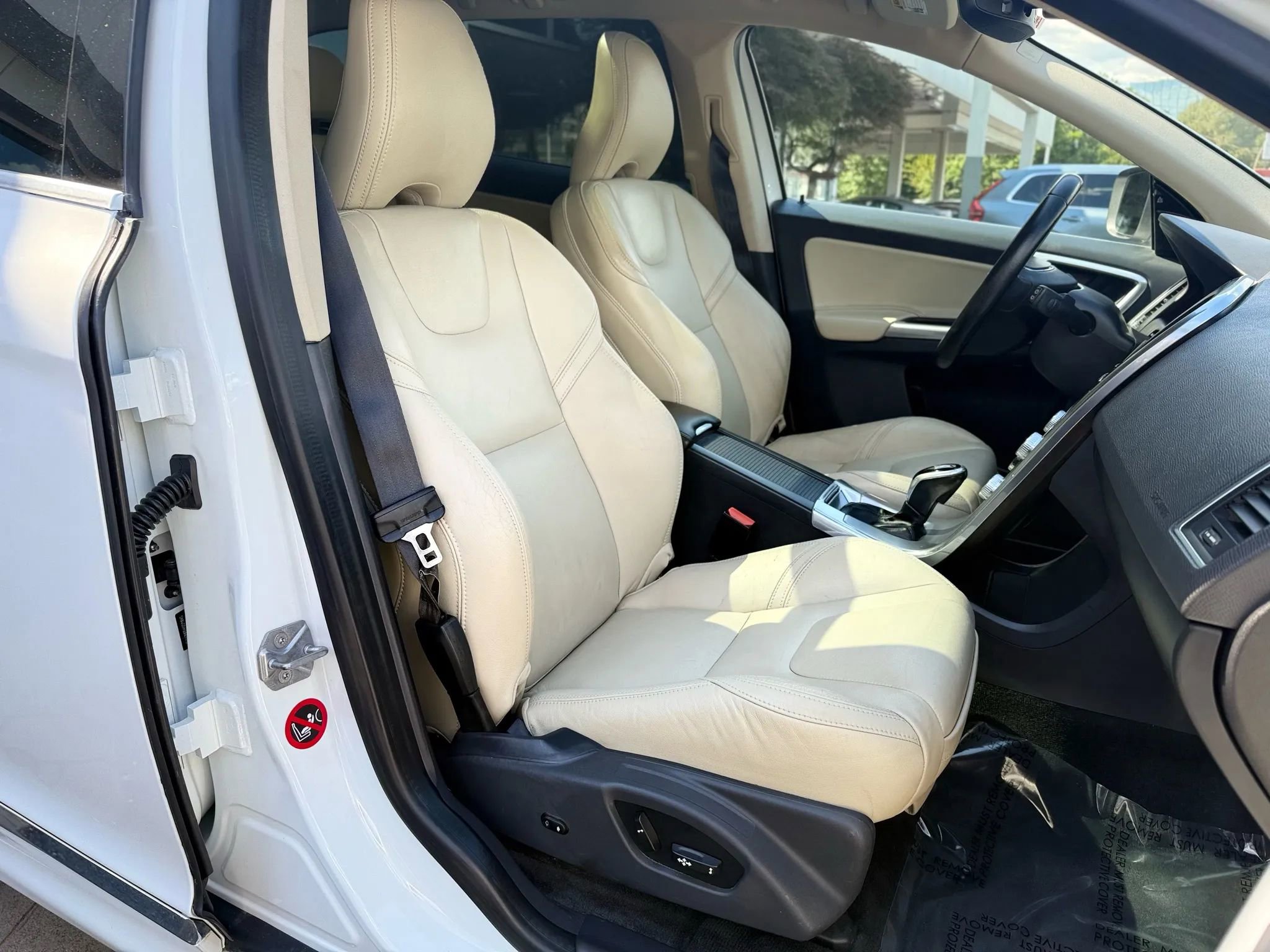 Used 2017 Volvo XC60 T6 Dynamic w/ Preferred Option Package image 38